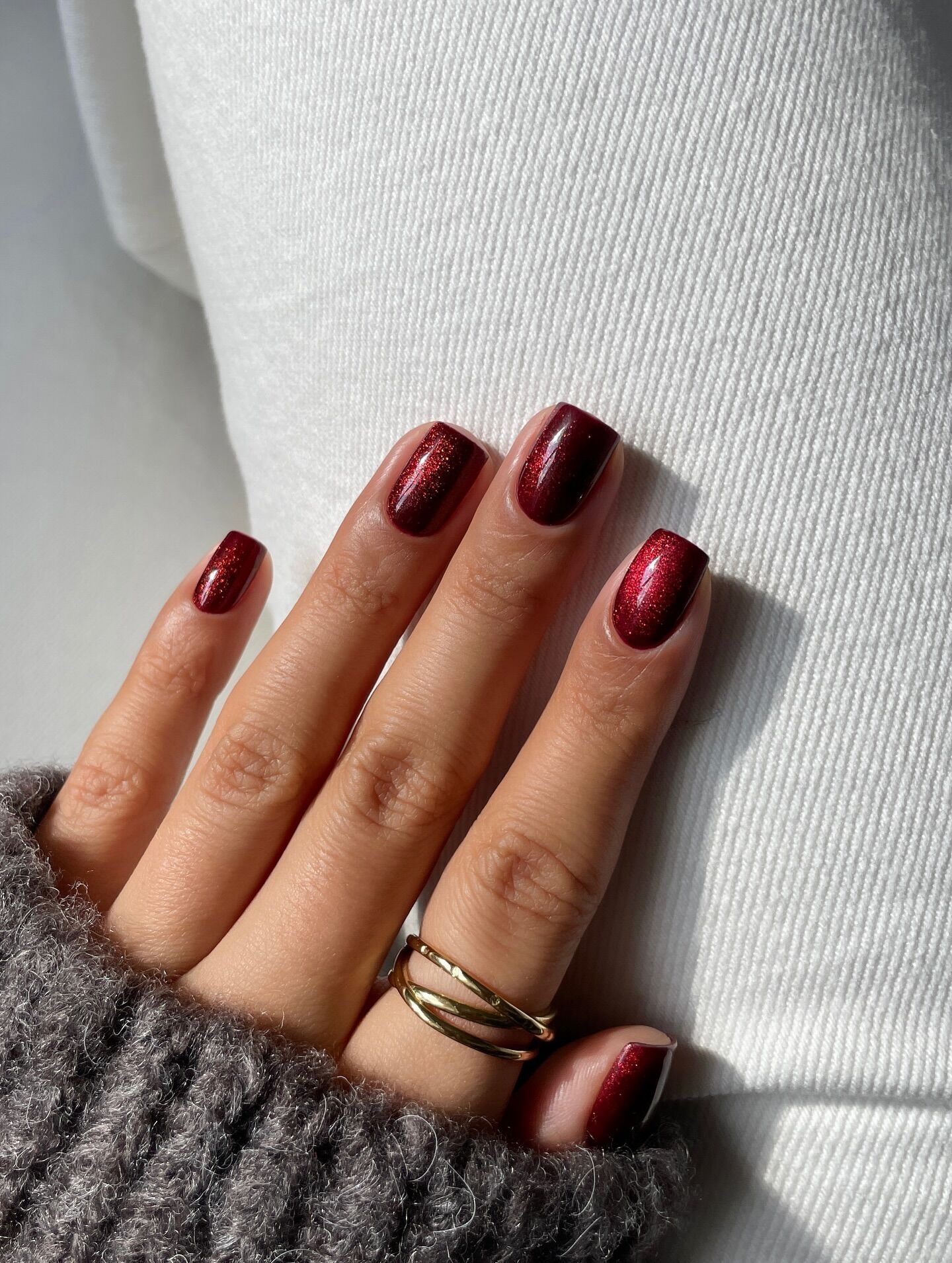 Оксамитовий манікюр: осінні ідеї для жінок із вишуканим смаком