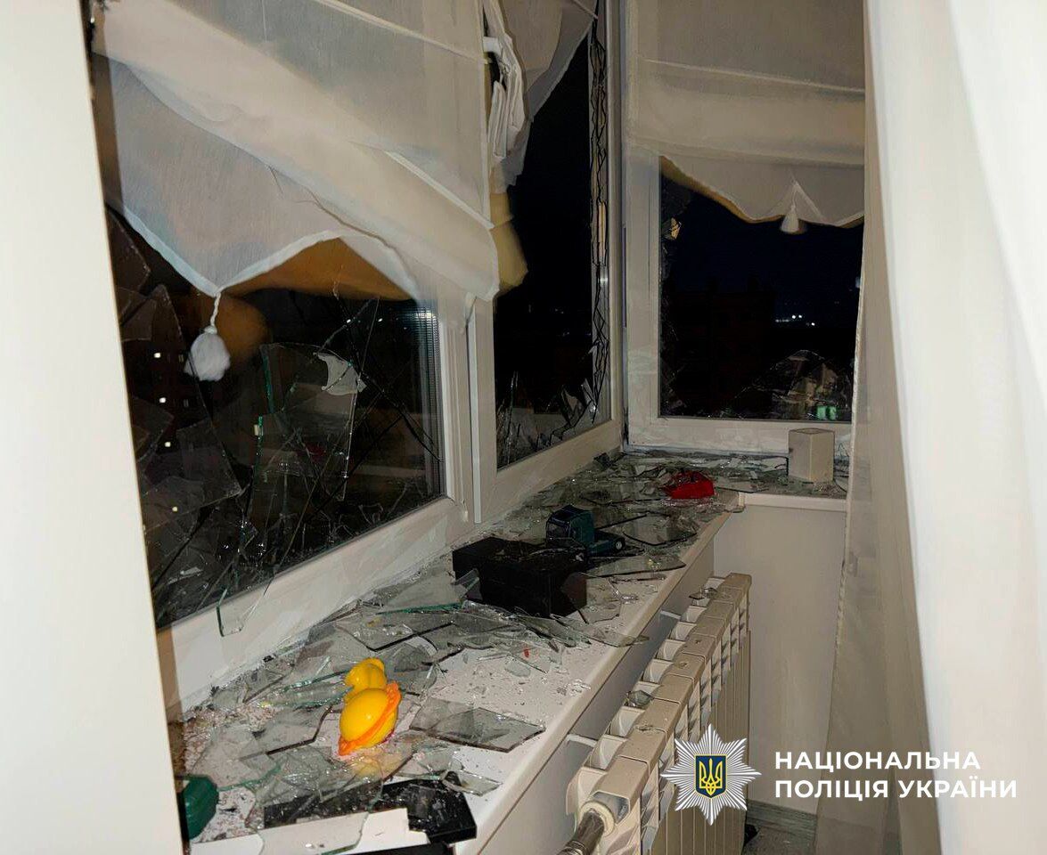 У Києві вилучили "Шахеди", які влетіли в квартиру та на балкон багатоповерхівок на Троєщині та Оболоні. Подробиці та фото