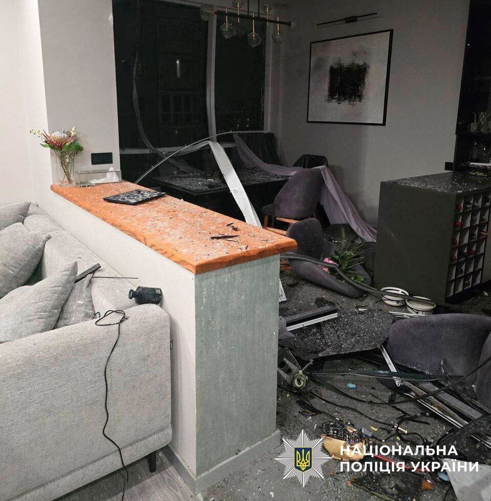 У Києві вилучили "Шахеди", які влетіли в квартиру та на балкон багатоповерхівок на Троєщині та Оболоні. Подробиці та фото