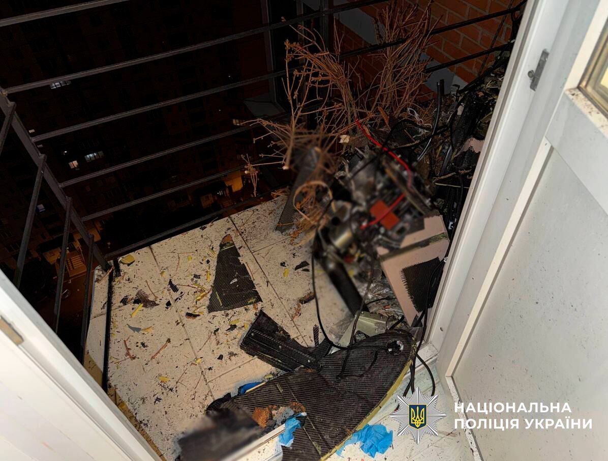 У Києві вилучили "Шахеди", які влетіли в квартиру та на балкон багатоповерхівок на Троєщині та Оболоні. Подробиці та фото