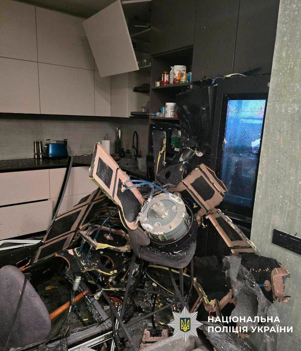 У Києві вилучили "Шахеди", які влетіли в квартиру та на балкон багатоповерхівок на Троєщині та Оболоні. Подробиці та фото