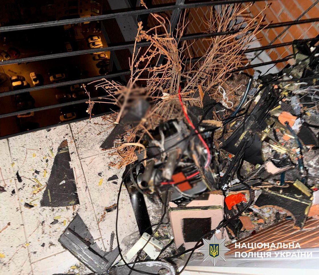 У Києві вилучили "Шахеди", які влетіли в квартиру та на балкон багатоповерхівок на Троєщині та Оболоні. Подробиці та фото