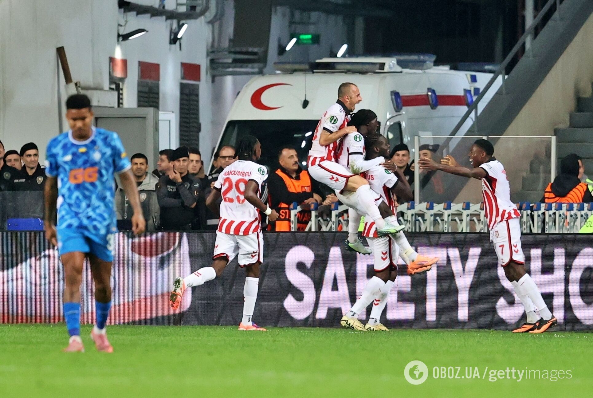 "Динамо" програло 0:3 у Лізі конференцій, пропустивши гол на 2-й хвилині і жодного разу не влучивши по воротах. Відео