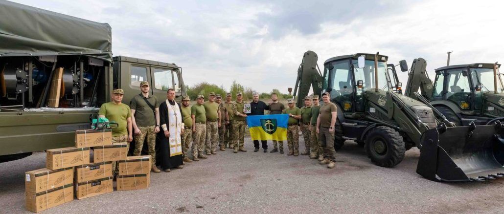 "З бомбою хлопці розберуться": Порошенко показав, як українські воїни використовують передані екскаватори