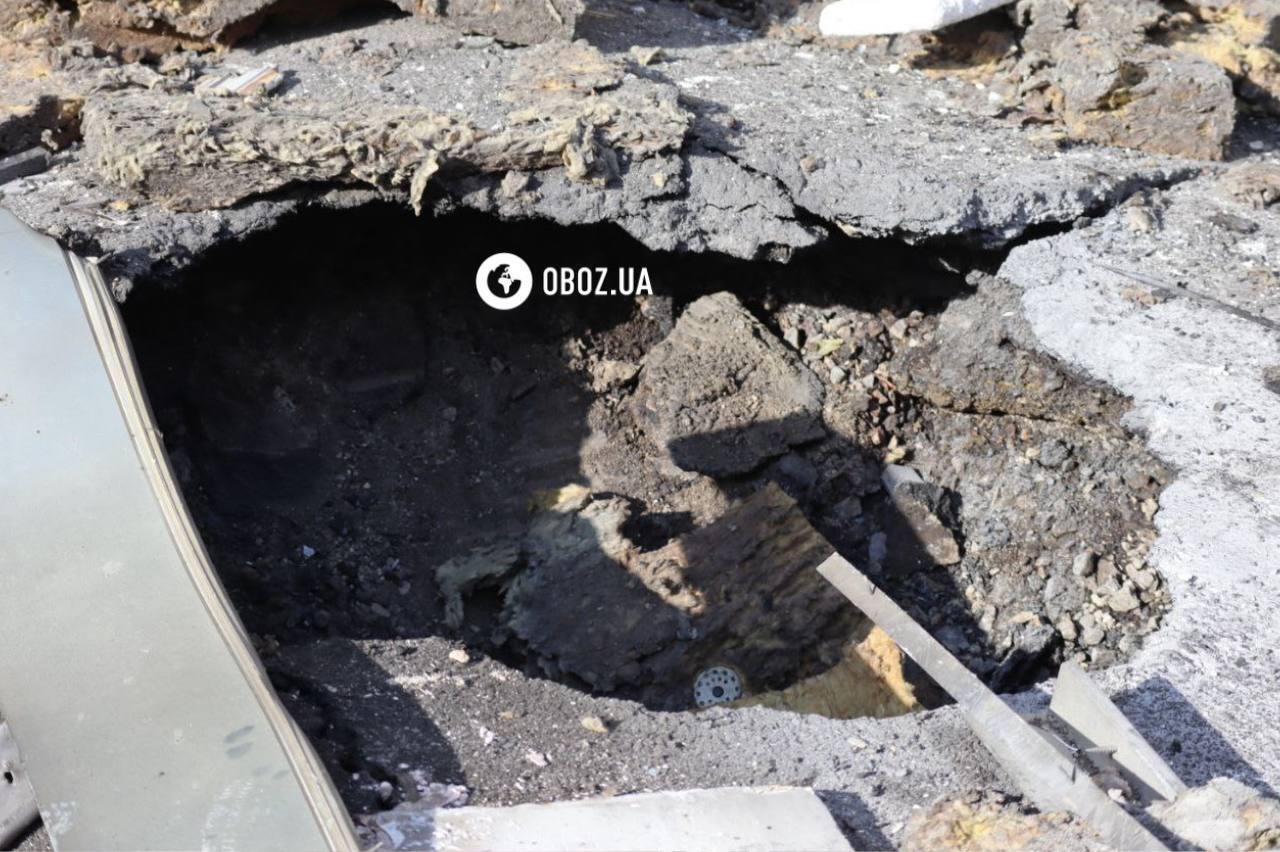 Уничтоженные авто, поврежденные дома и бизнес-центр: последствия российской атаки на старом Подоле в Киеве. Фоторепортаж