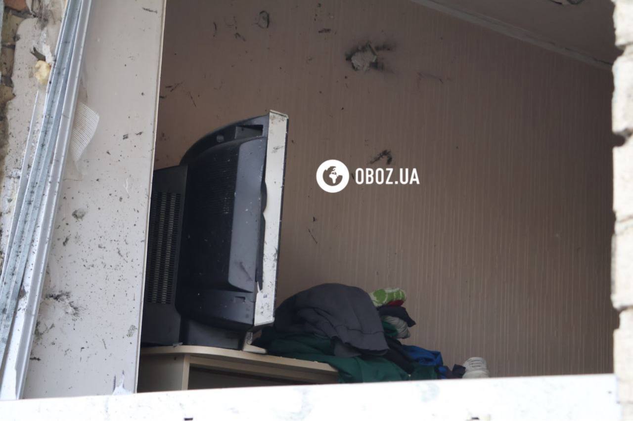 Уничтоженные авто, поврежденные дома и бизнес-центр: последствия российской атаки на старом Подоле в Киеве. Фоторепортаж