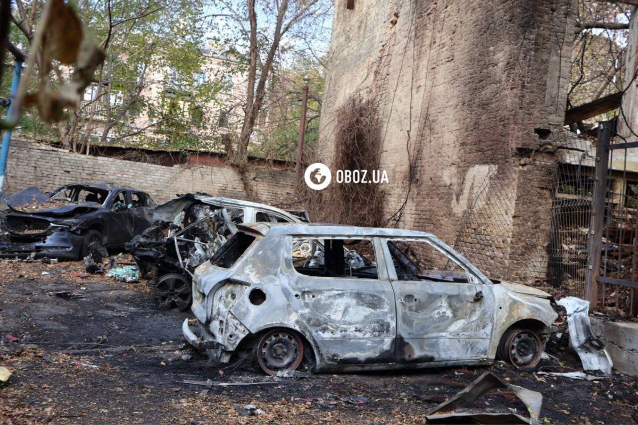 Уничтоженные авто, поврежденные дома и бизнес-центр: последствия российской атаки на старом Подоле в Киеве. Фоторепортаж