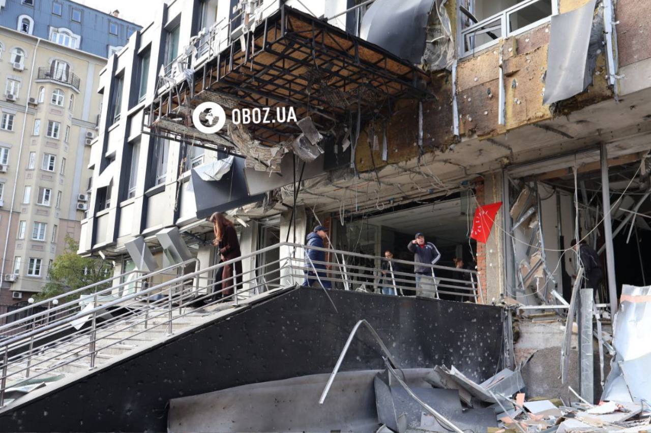 Уничтоженные авто, поврежденные дома и бизнес-центр: последствия российской атаки на старом Подоле в Киеве. Фоторепортаж