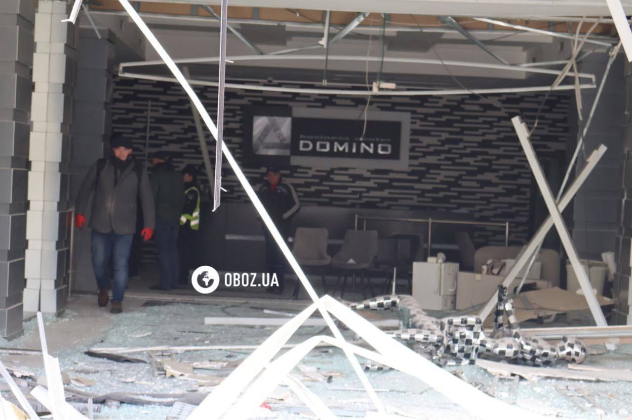 Уничтоженные авто, поврежденные дома и бизнес-центр: последствия российской атаки на старом Подоле в Киеве. Фоторепортаж