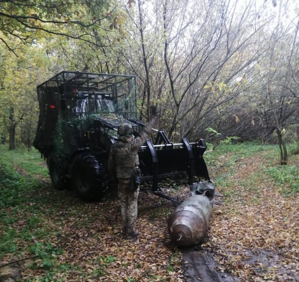 "З бомбою хлопці розберуться": Порошенко показав, як українські воїни використовують передані екскаватори
