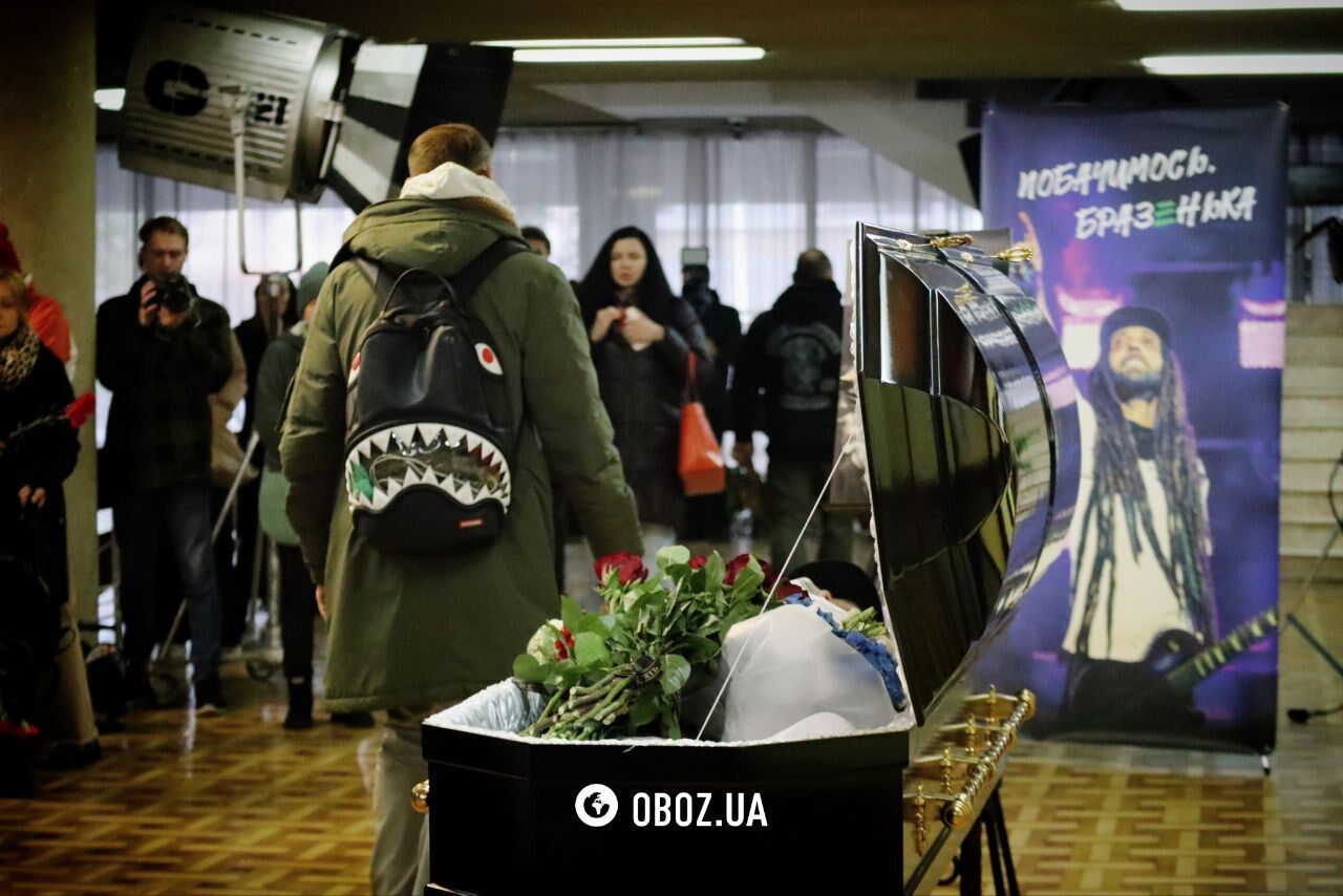 Фанати навколішках, на вулиці стоїть запах марихуани: як пройшло прощання з "Дизелем" із Green Grey. Фото і відео