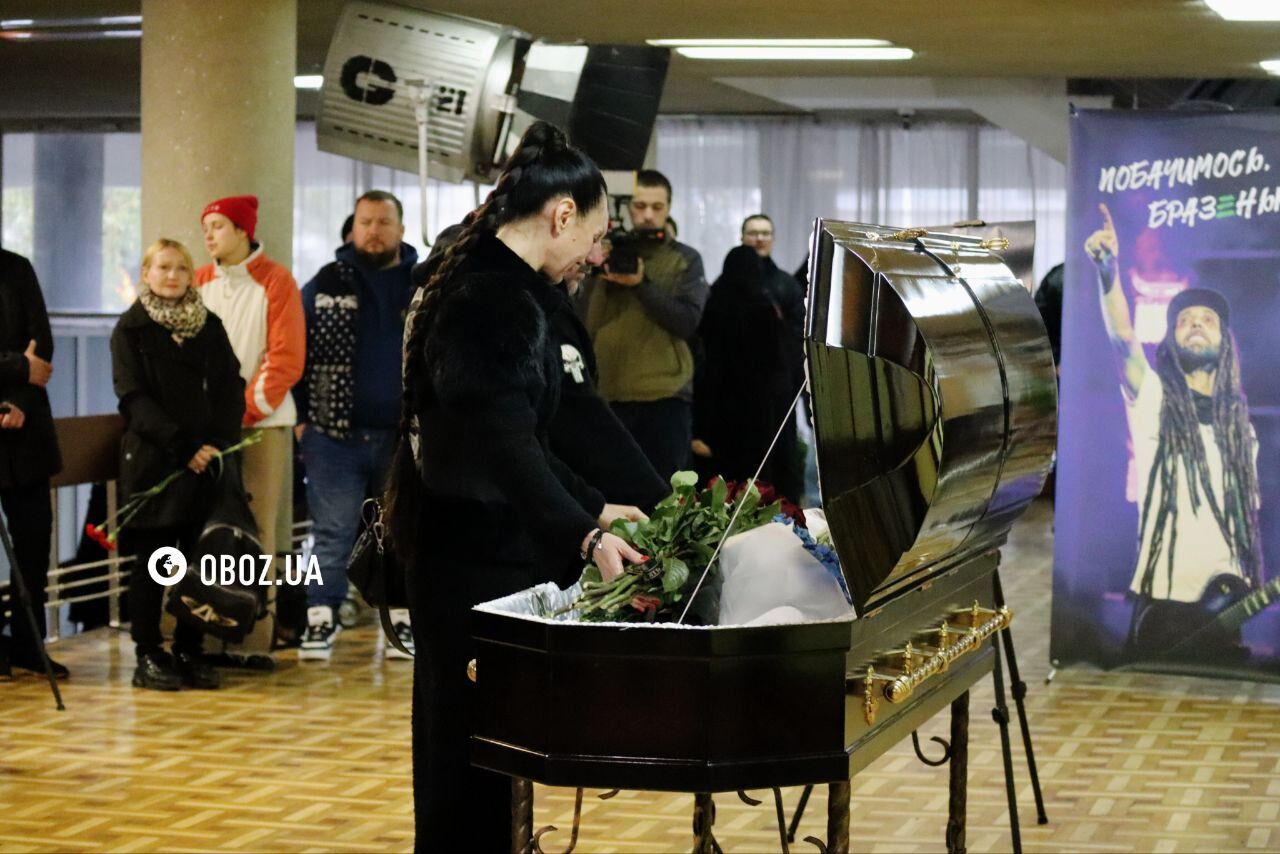 Фанати навколішках, на вулиці стоїть запах марихуани: як пройшло прощання з "Дизелем" із Green Grey. Фото і відео