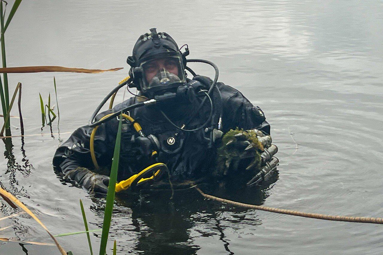 На Киевщине мужчины вместо рыбы нашли в водоеме артиллерийские снаряды. Подробности и фото