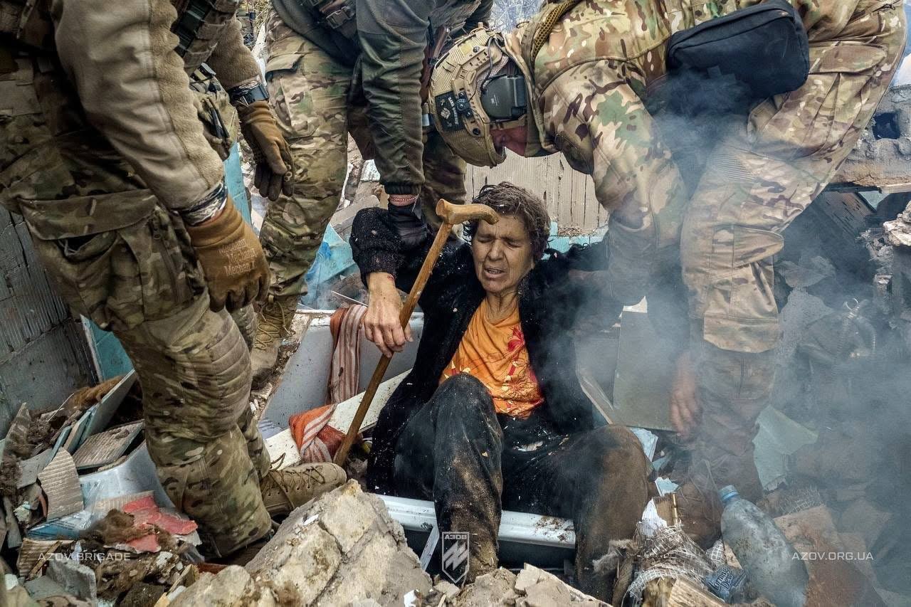 КАБ влучив у будинок: військові разом з поліцейськими врятували жінку з-під завалів у Костянтинівці. Фото