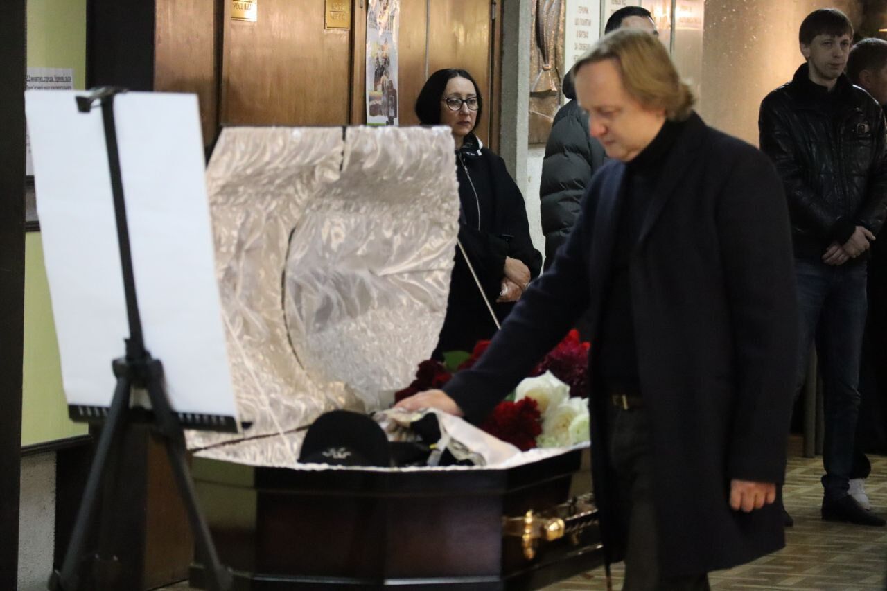 Фанати навколішках, на вулиці стоїть запах марихуани: як пройшло прощання з "Дизелем" із Green Grey. Фото і відео