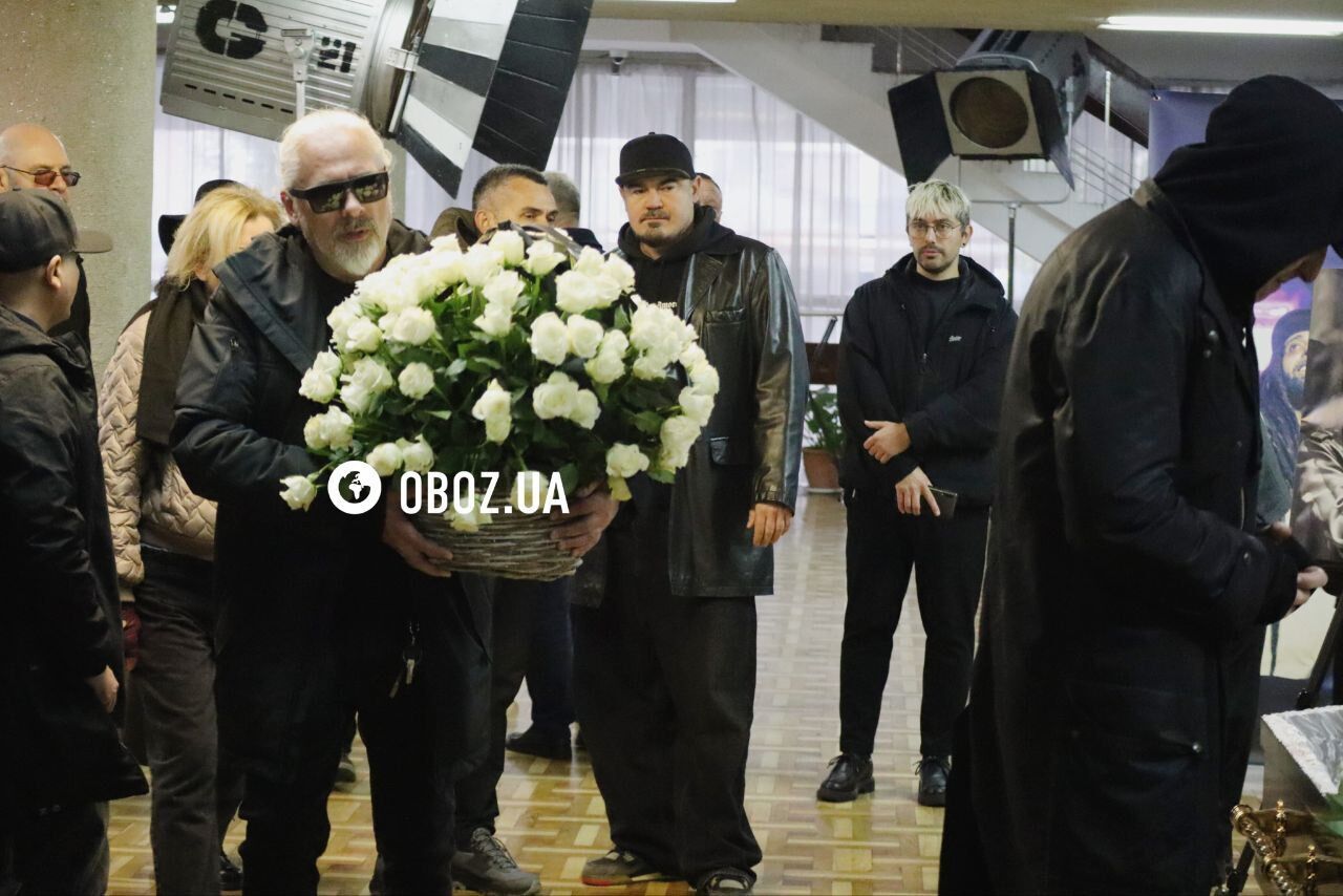 Фанати навколішках, на вулиці стоїть запах марихуани: як пройшло прощання з "Дизелем" із Green Grey. Фото і відео