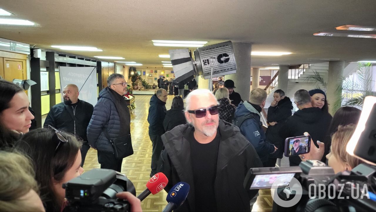 Фанати навколішках, на вулиці стоїть запах марихуани: як пройшло прощання з "Дизелем" із Green Grey. Фото і відео