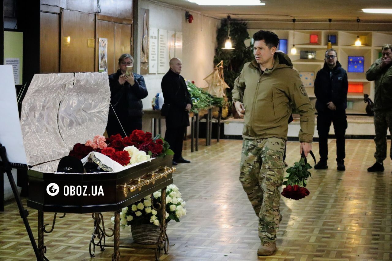 Фанати навколішках, на вулиці стоїть запах марихуани: як пройшло прощання з "Дизелем" із Green Grey. Фото і відео