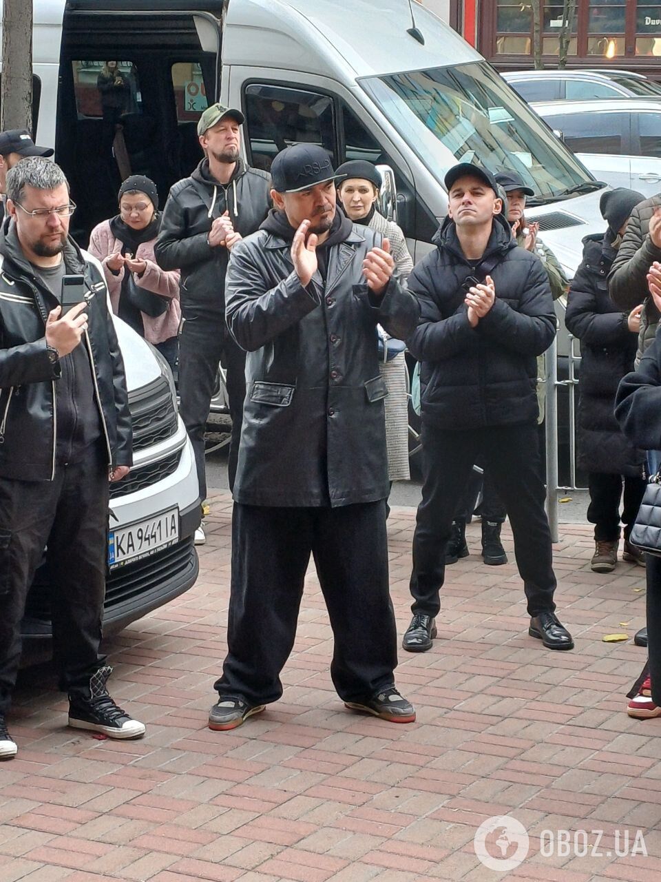 Фанати навколішках, на вулиці стоїть запах марихуани: як пройшло прощання з "Дизелем" із Green Grey. Фото і відео