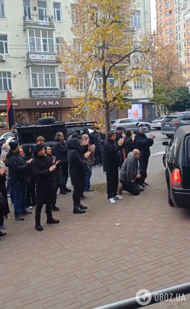 Фанати навколішках, на вулиці стоїть запах марихуани: як пройшло прощання з "Дизелем" із Green Grey. Фото і відео