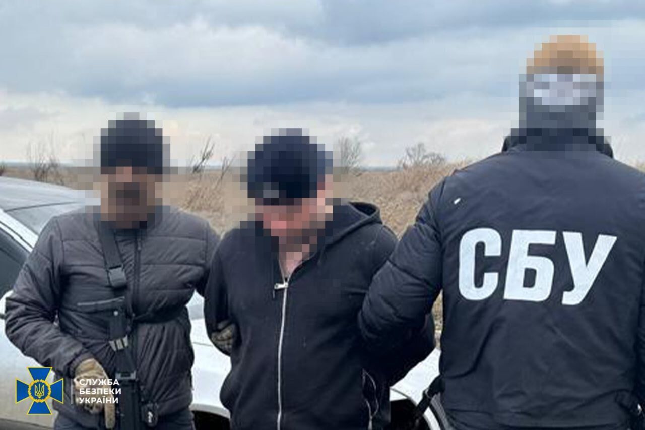 В Україні затримали ділків, які намагалися налагодити нелегальний продаж "трофейної" зброї. Фото