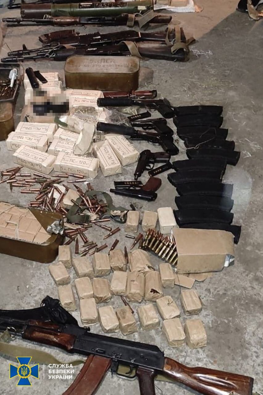 В Україні затримали ділків, які намагалися налагодити нелегальний продаж "трофейної" зброї. Фото