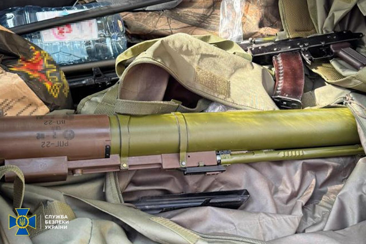 В Україні затримали ділків, які намагалися налагодити нелегальний продаж "трофейної" зброї. Фото