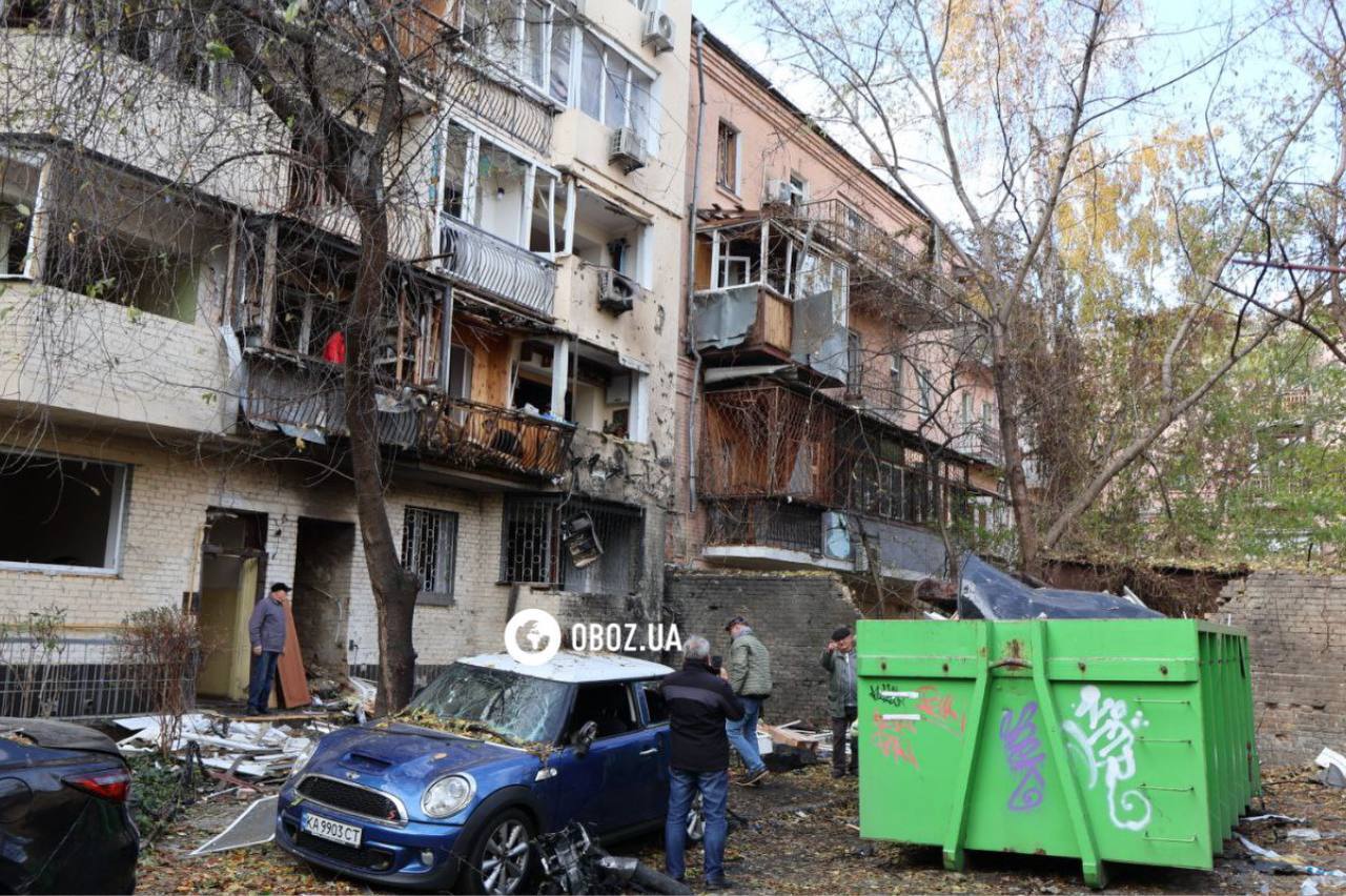 Уничтоженные авто, поврежденные дома и бизнес-центр: последствия российской атаки на старом Подоле в Киеве. Фоторепортаж