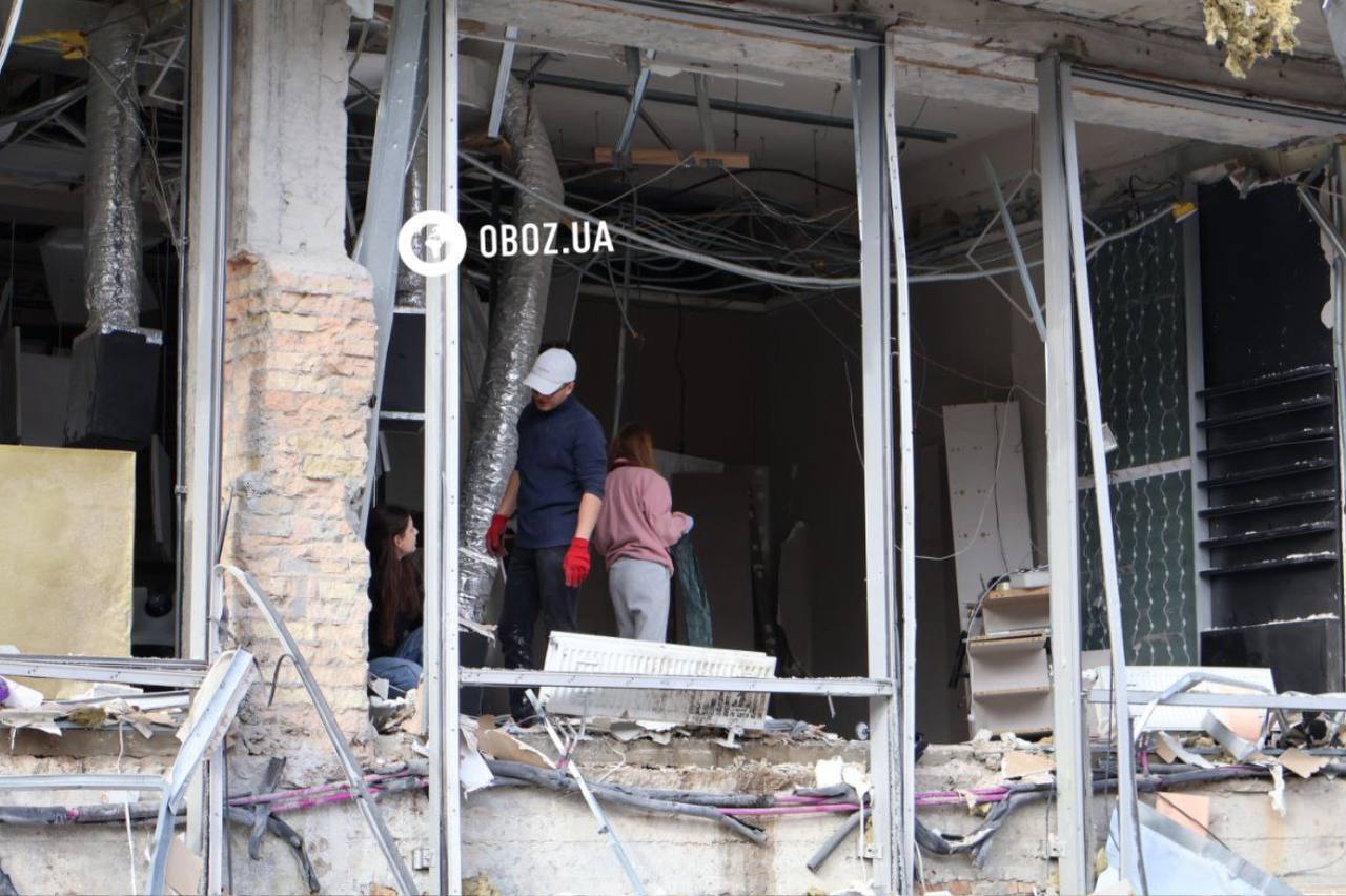 Уничтоженные авто, поврежденные дома и бизнес-центр: последствия российской атаки на старом Подоле в Киеве. Фоторепортаж