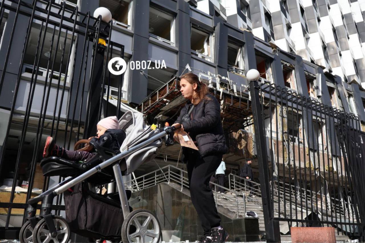 Уничтоженные авто, поврежденные дома и бизнес-центр: последствия российской атаки на старом Подоле в Киеве. Фоторепортаж