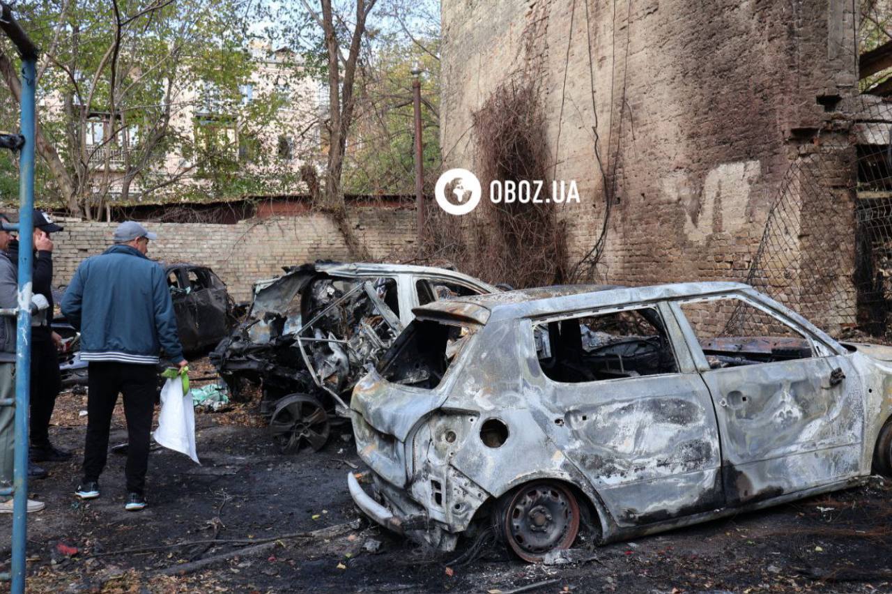 Уничтоженные авто, поврежденные дома и бизнес-центр: последствия российской атаки на старом Подоле в Киеве. Фоторепортаж