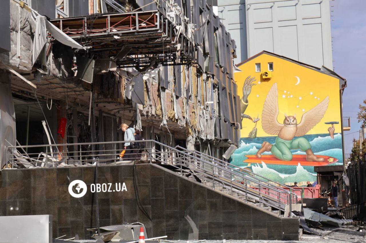 Уничтоженные авто, поврежденные дома и бизнес-центр: последствия российской атаки на старом Подоле в Киеве. Фоторепортаж
