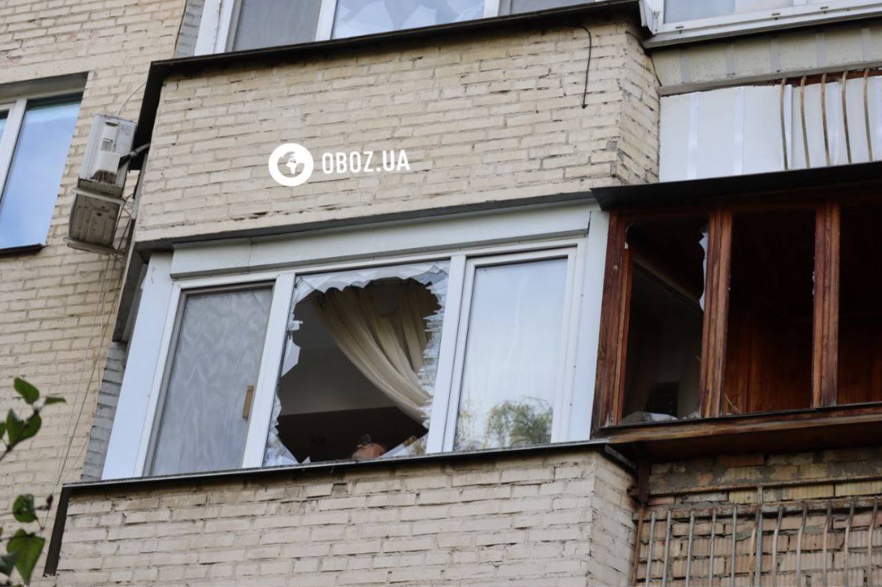 Уничтоженные авто, поврежденные дома и бизнес-центр: последствия российской атаки на старом Подоле в Киеве. Фоторепортаж