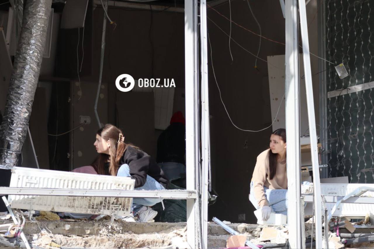 Уничтоженные авто, поврежденные дома и бизнес-центр: последствия российской атаки на старом Подоле в Киеве. Фоторепортаж