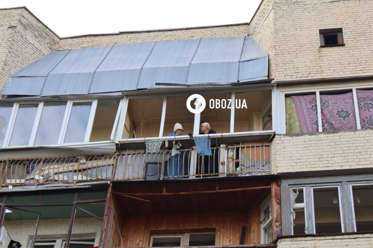 Уничтоженные авто, поврежденные дома и бизнес-центр: последствия российской атаки на старом Подоле в Киеве. Фоторепортаж