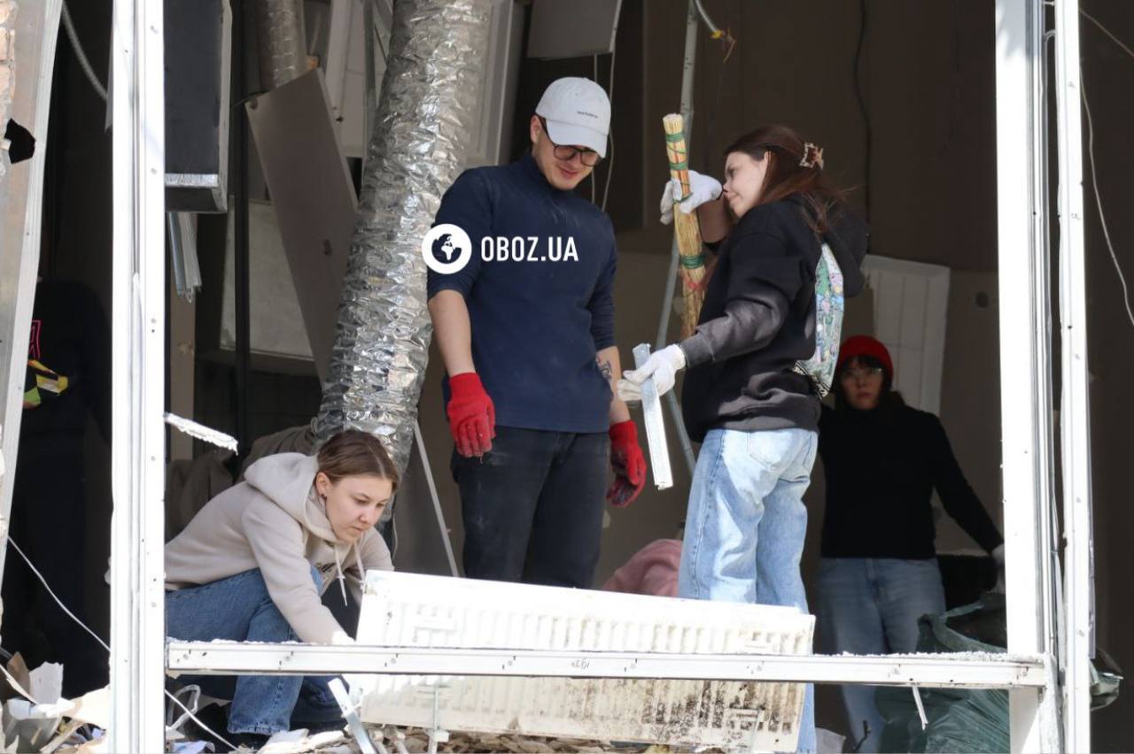 Уничтоженные авто, поврежденные дома и бизнес-центр: последствия российской атаки на старом Подоле в Киеве. Фоторепортаж