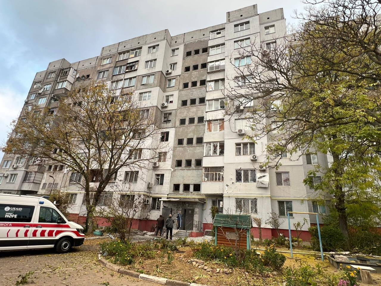 Окупанти атакували Херсон: є влучання в багатоповерхівку та маршрутку, загиблі і багато постраждалих. Фото та відео