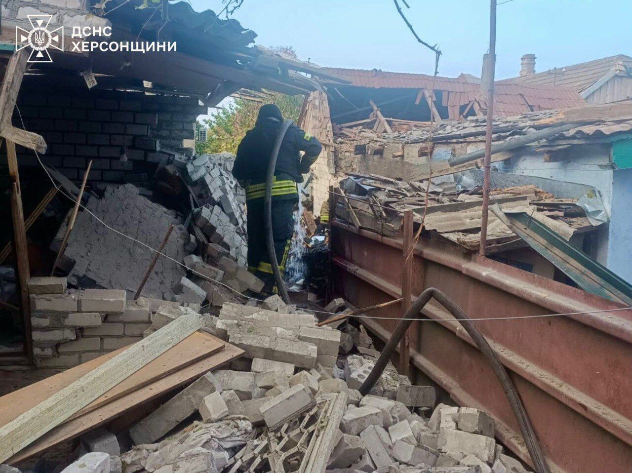 Окупанти атакували Херсон: є влучання в багатоповерхівку та маршрутку, загиблі і багато постраждалих. Фото та відео