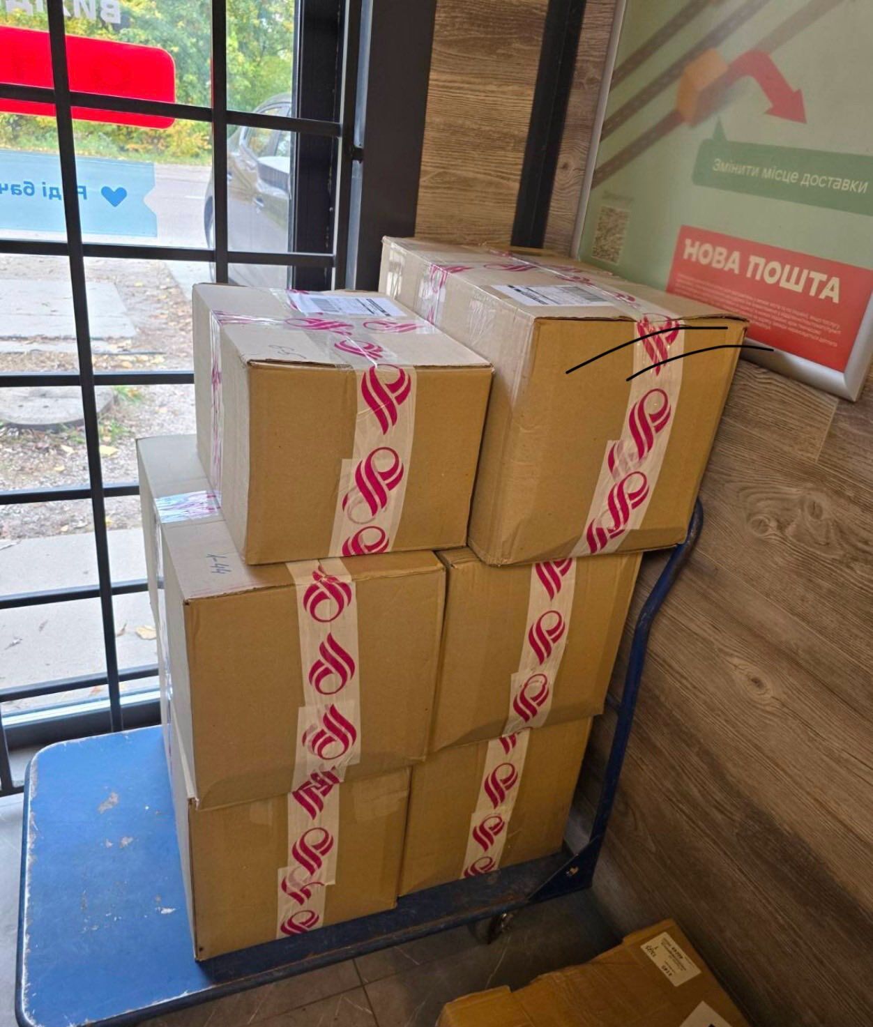 Не будьте байдужими: в шпиталі критично потрібен одяг для важкопоранених, а на фронт – дрони і зарядні станції