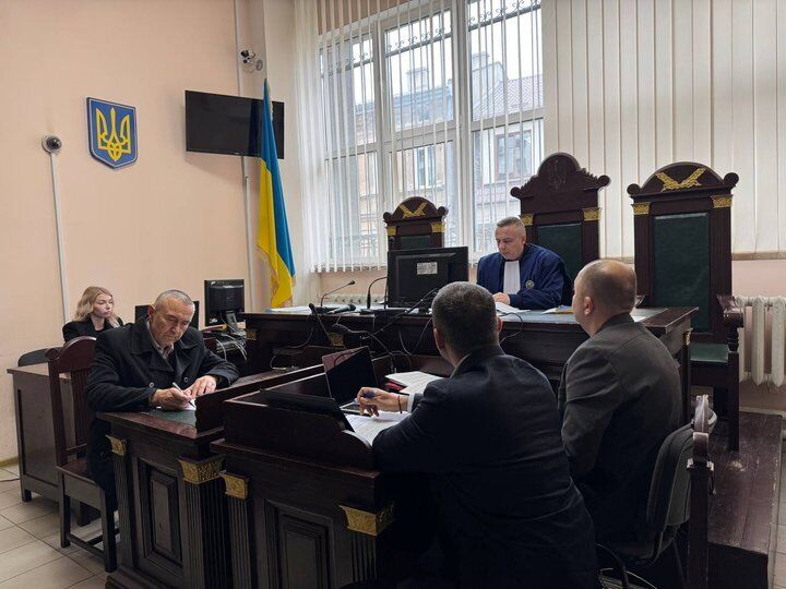 Підозрюваному в убивстві Парубія продовжили запобіжний захід: на запитання журналістів він не відповів. Фото і відео