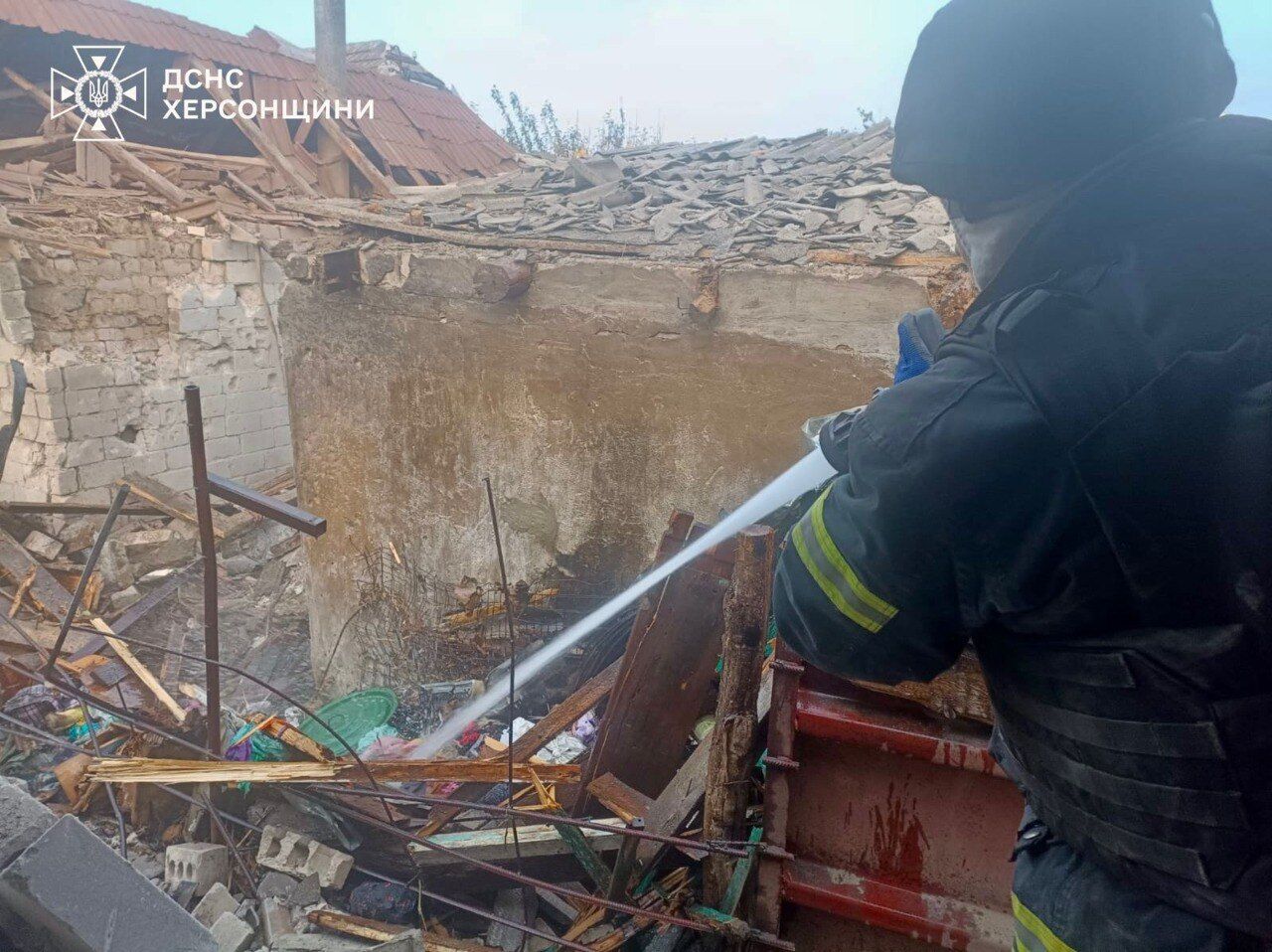 Окупанти атакували Херсон: є влучання в багатоповерхівку та маршрутку, загиблі і багато постраждалих. Фото та відео