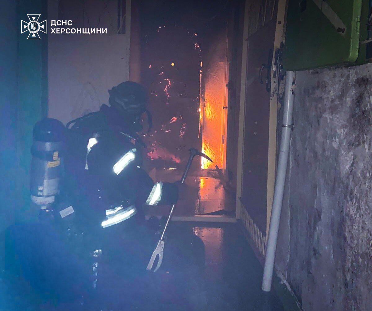 Окупанти атакували Херсон: є влучання в багатоповерхівку та маршрутку, загиблі і багато постраждалих. Фото та відео