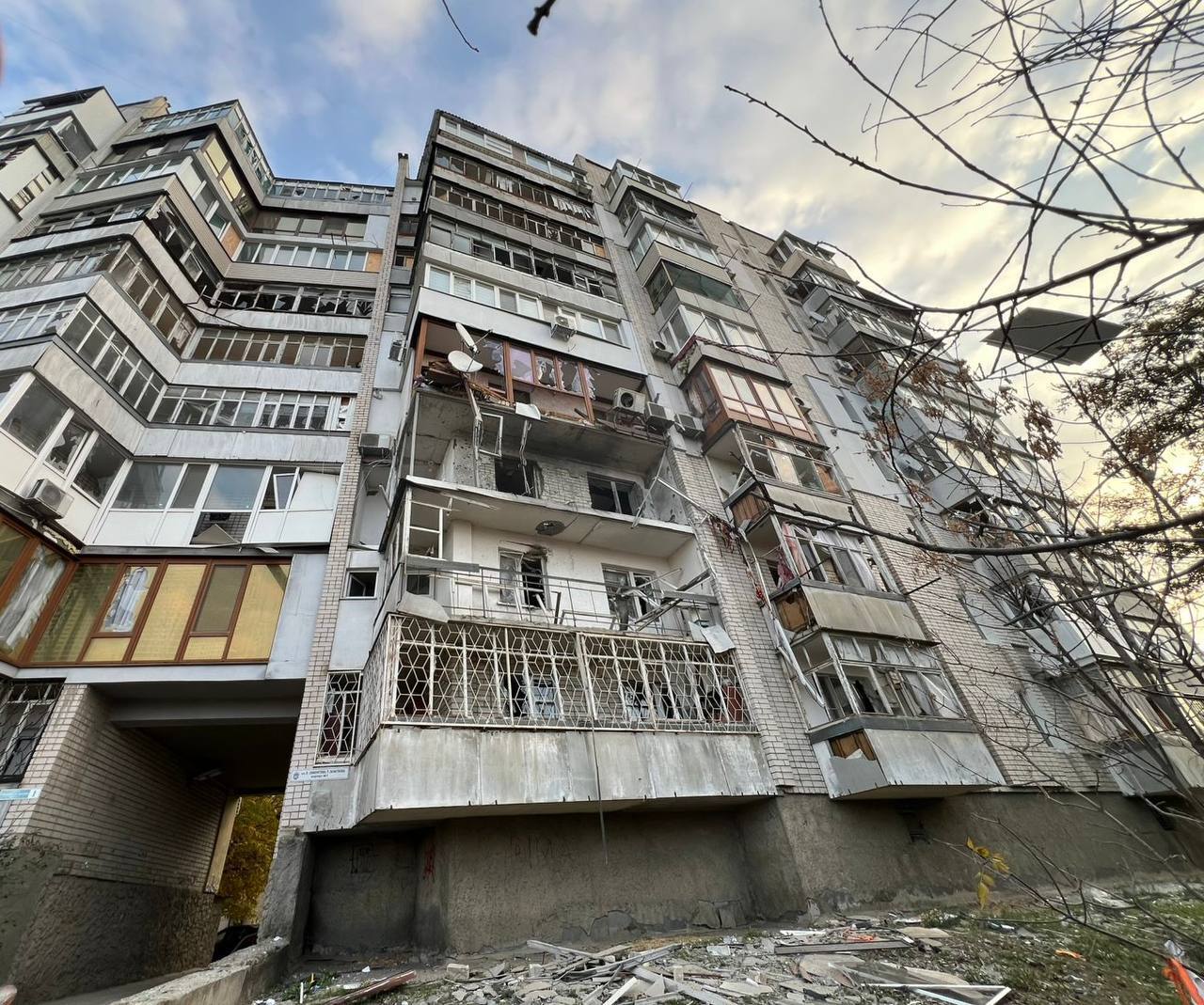 Окупанти атакували Херсон: є влучання в багатоповерхівку та маршрутку, загиблі і багато постраждалих. Фото та відео