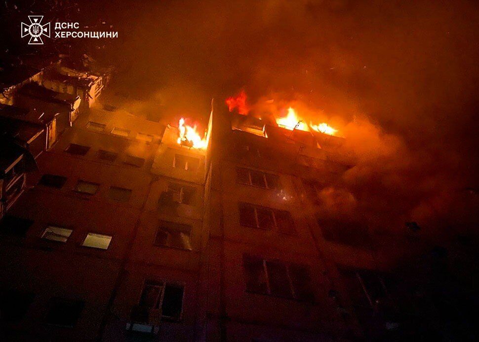 Окупанти атакували Херсон: є влучання в багатоповерхівку та маршрутку, загиблі і багато постраждалих. Фото та відео