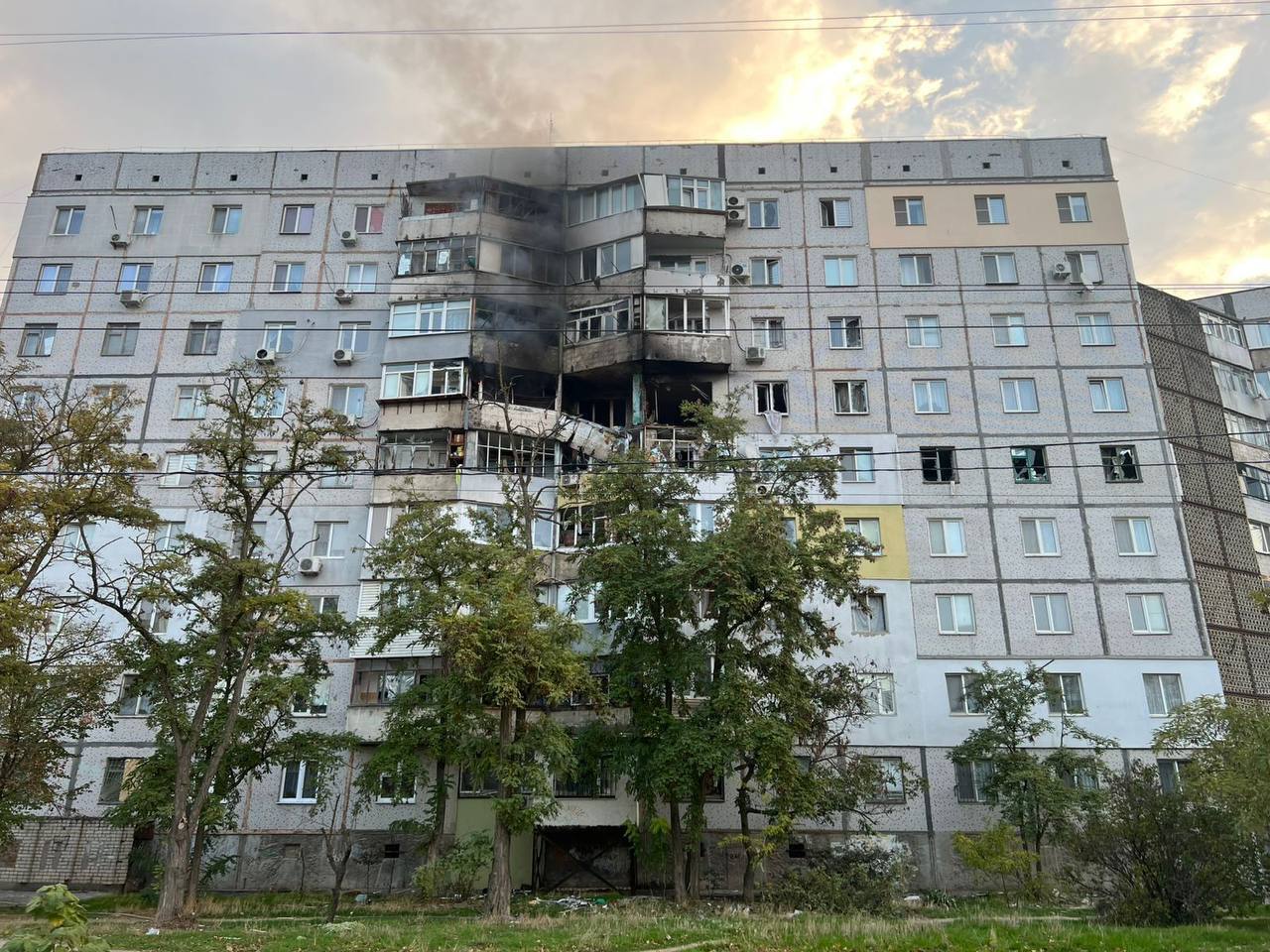 Окупанти атакували Херсон: є влучання в багатоповерхівку та маршрутку, загиблі і багато постраждалих. Фото та відео