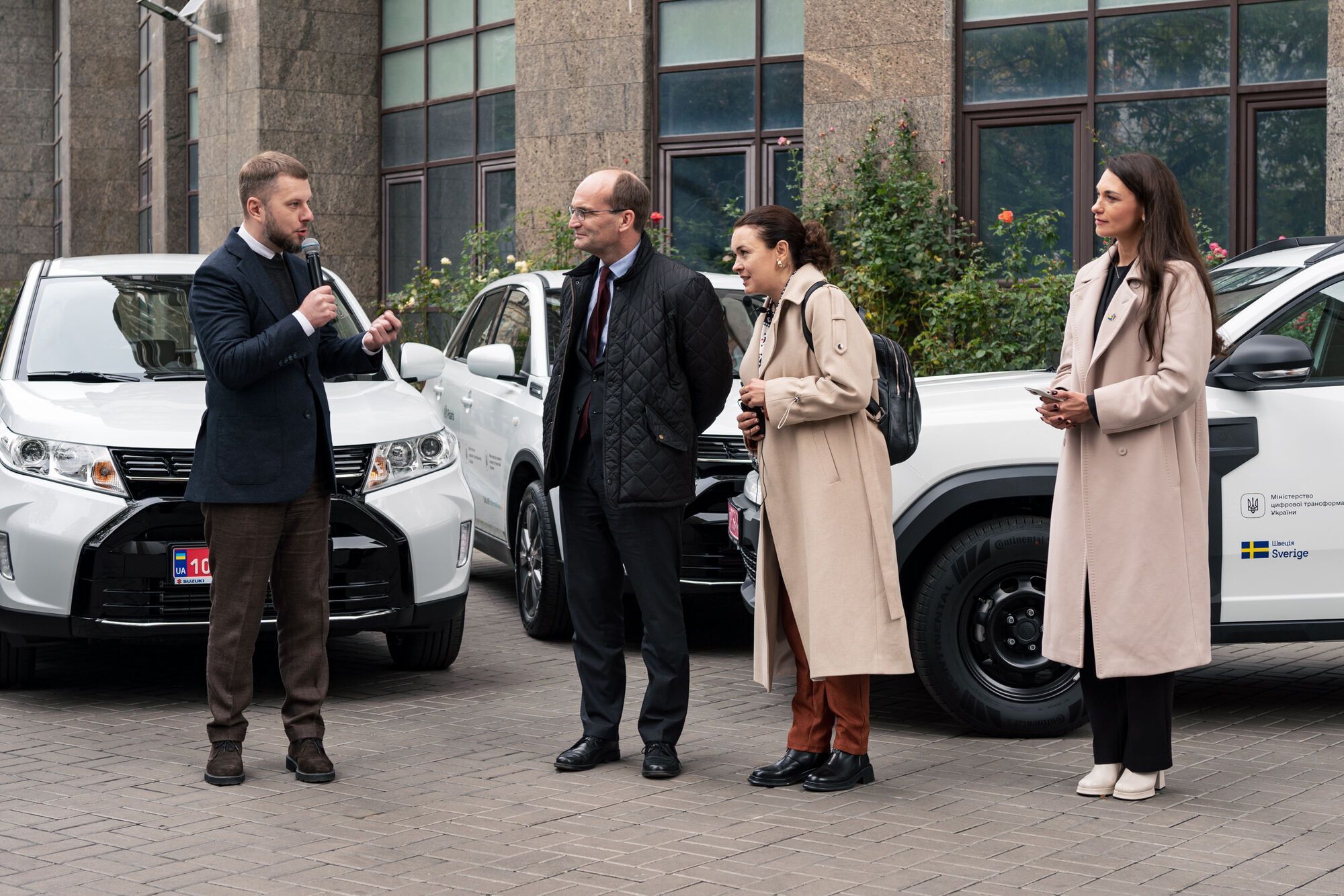 Швеция передала Украине автомобили для поддержки ветеранов и ВПЛ: какие громады их получат. Фото