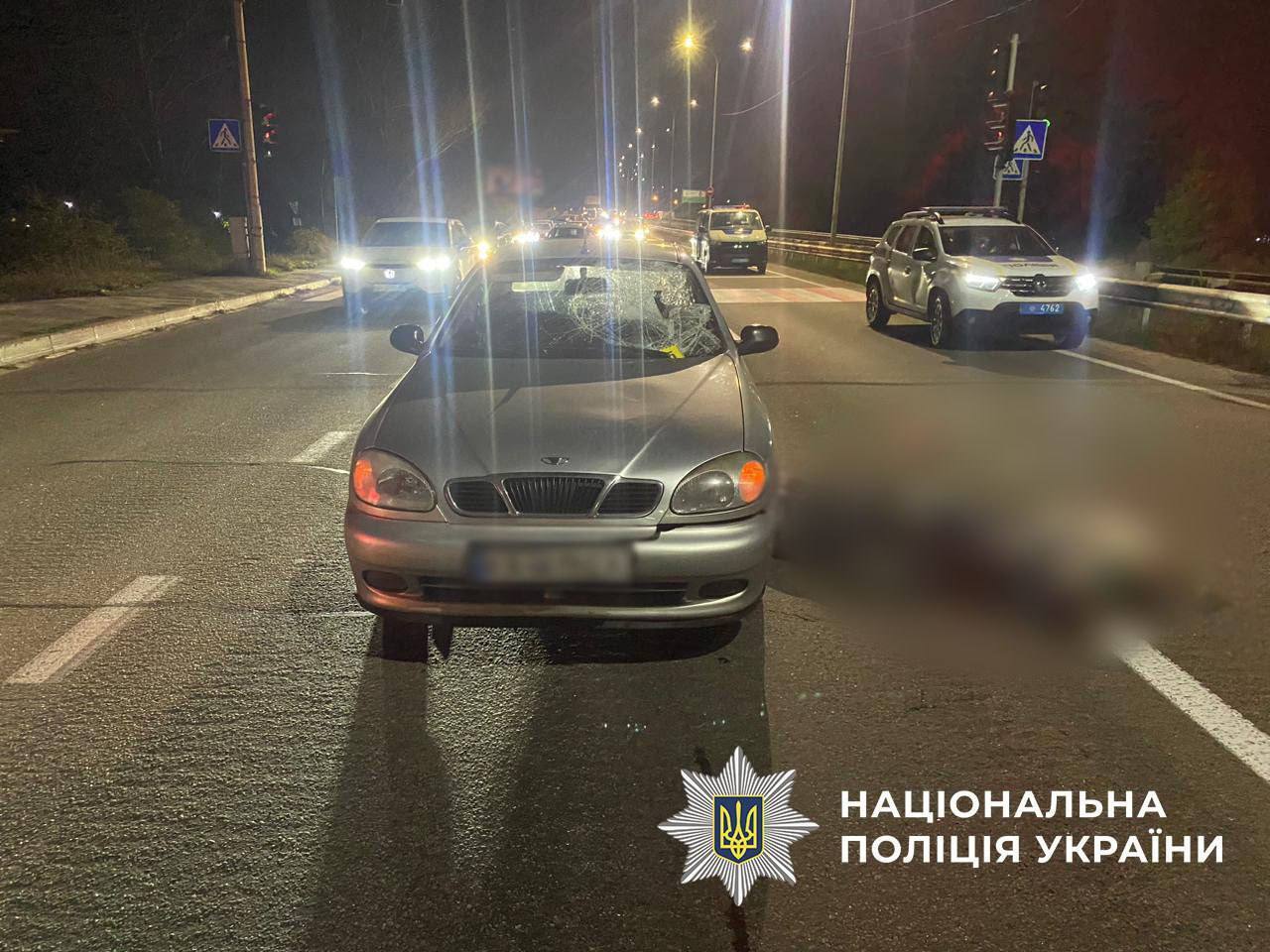 В Киеве на Оболони легковушка на переходе сбила насмерть женщину. Подробности ДТП и фото