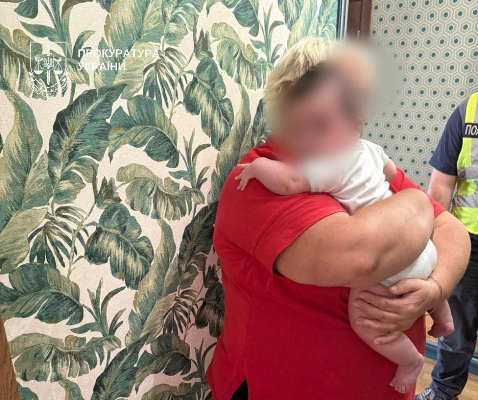 В Киеве полицейские помешали торговле ребенком: частная клиника хотела отдать иностранцам младенца. Подробности и фото