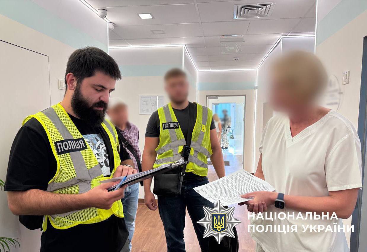 В Киеве полицейские помешали торговле ребенком: частная клиника хотела отдать иностранцам младенца. Подробности и фото