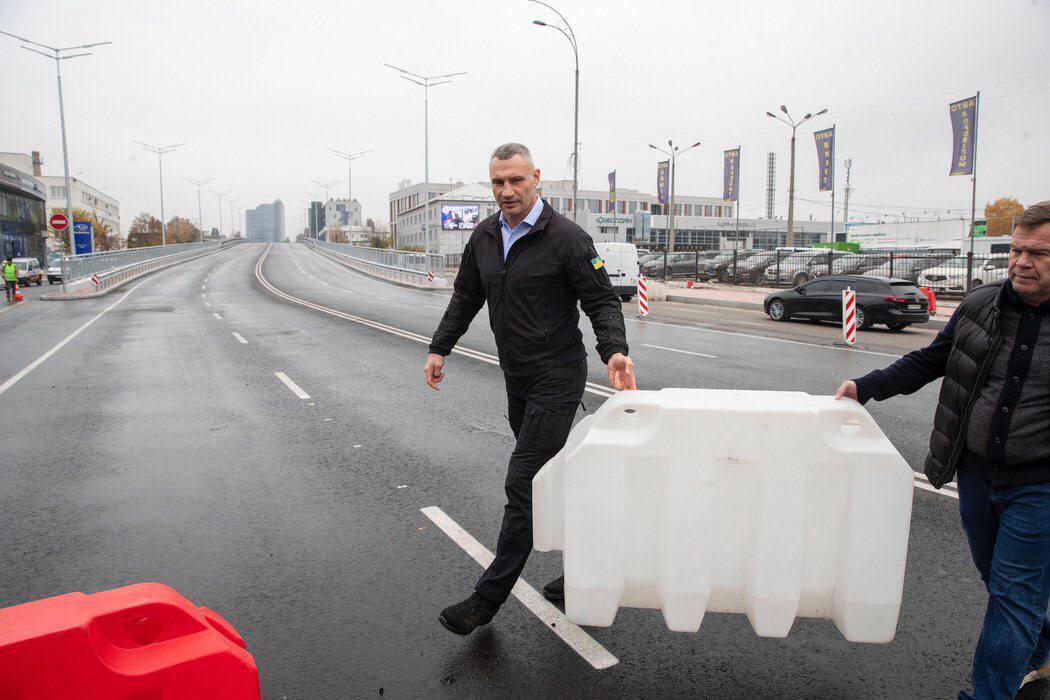 У Києві відкрили рух по відновленому мосту на вулиці Новокостянтинівській: Кличко розповів подробиці. Фото